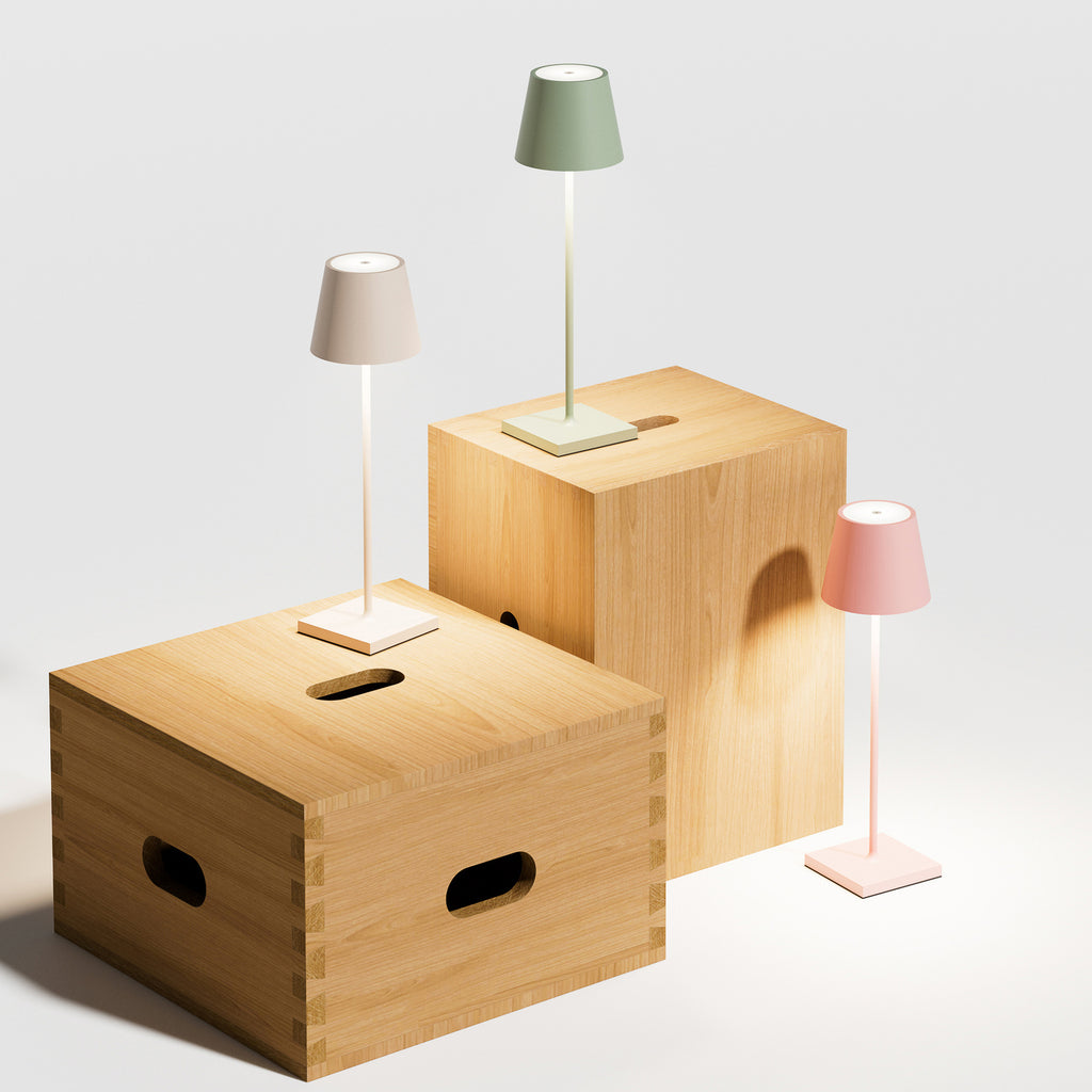 LED oppladbar bordlampe Nuindie beige aluminium dimbar IP54 montert på bord