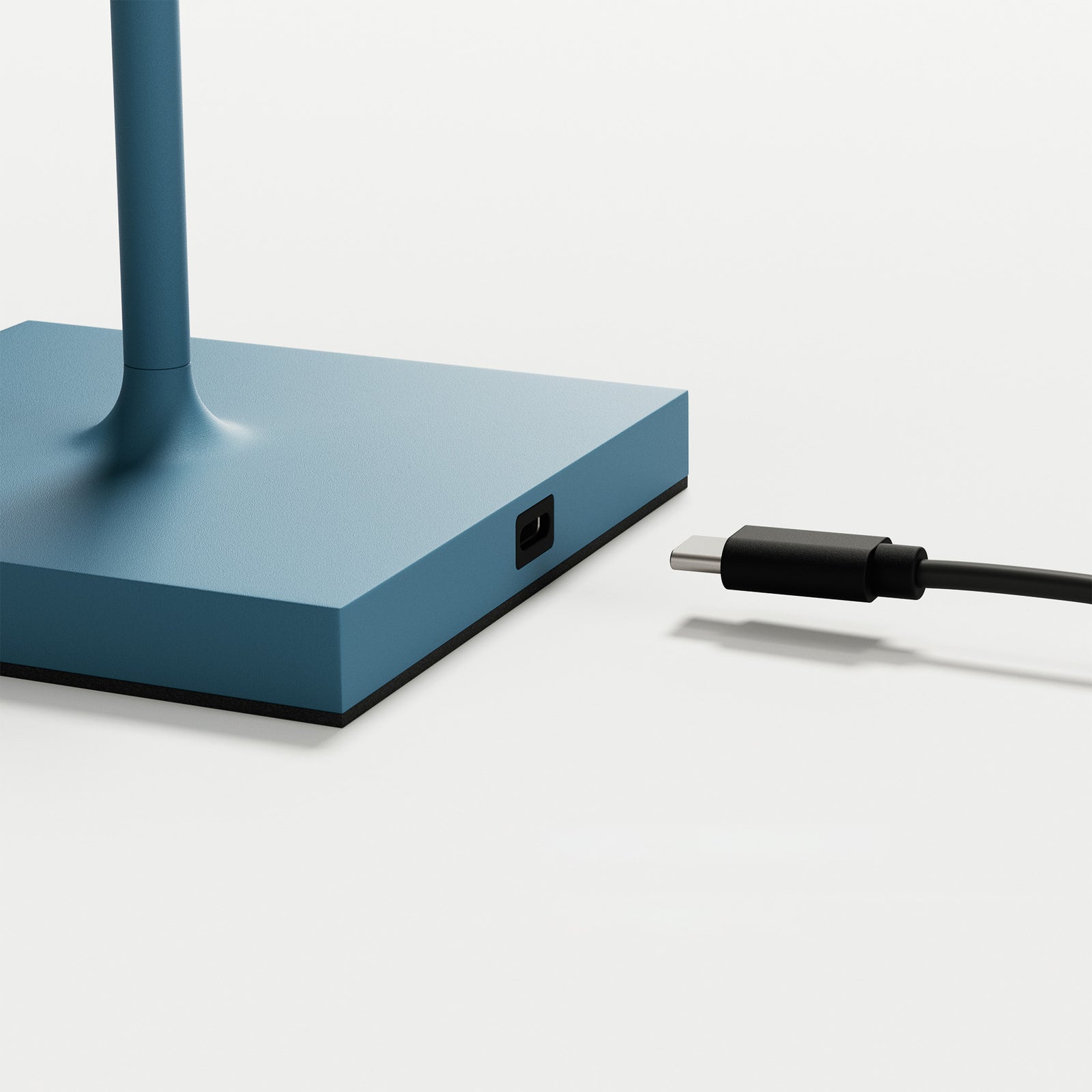 LED oppladbar bordlampe Nuindie dimbar aluminium IP54 blå - Sigor montert på bord