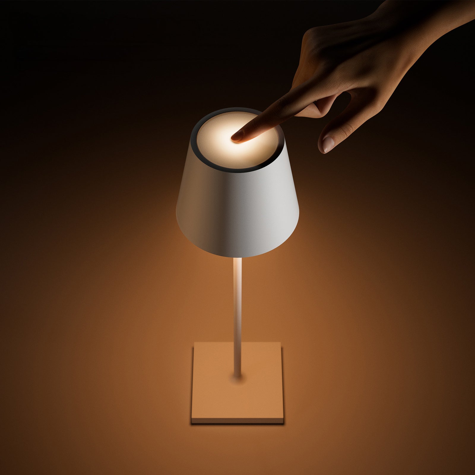 LED oppladbar bordlampe Nuindie dimbar kobber IP54 montert på bord