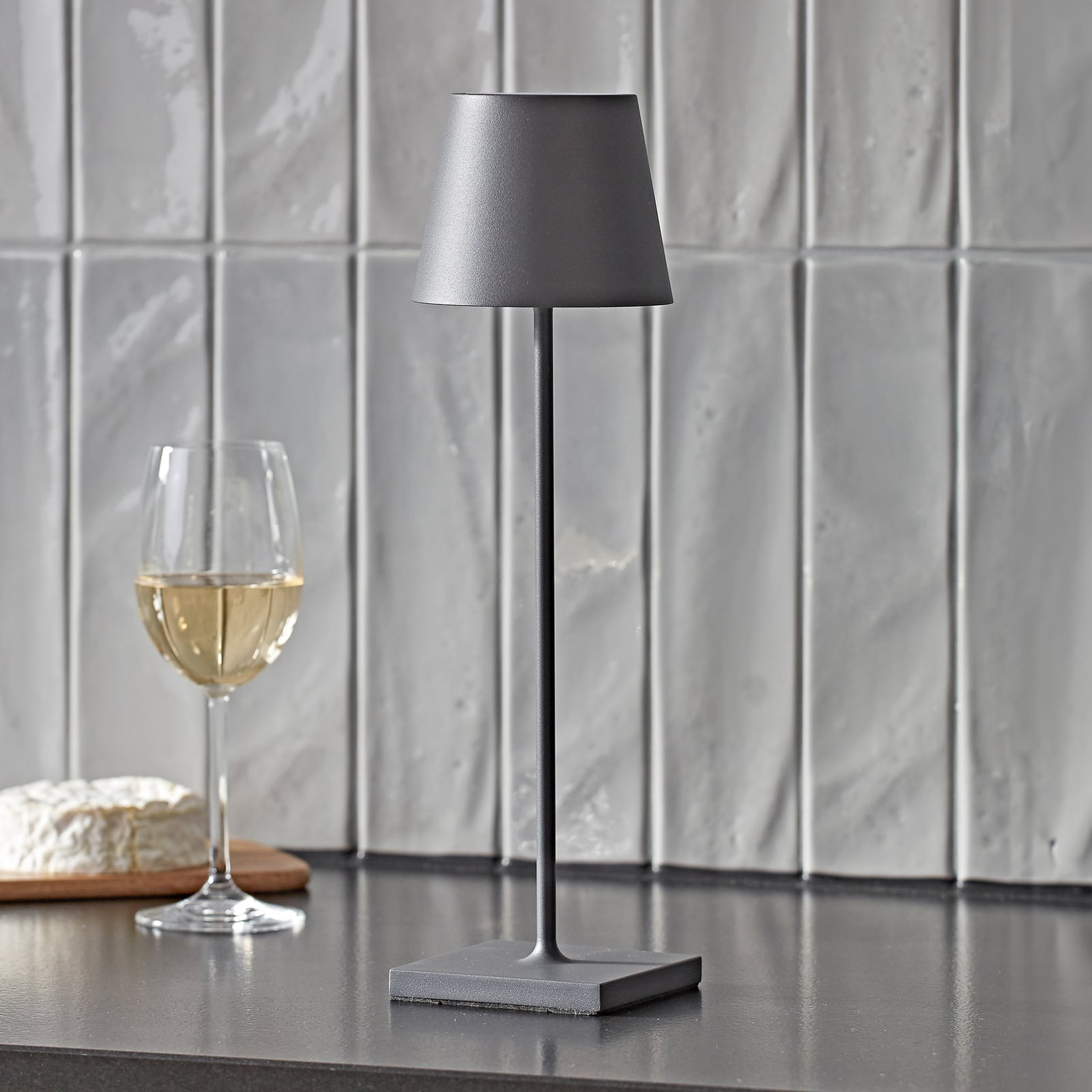 LED oppladbar bordlampe Nuindie grafitt aluminium dimbar IP54 forfra