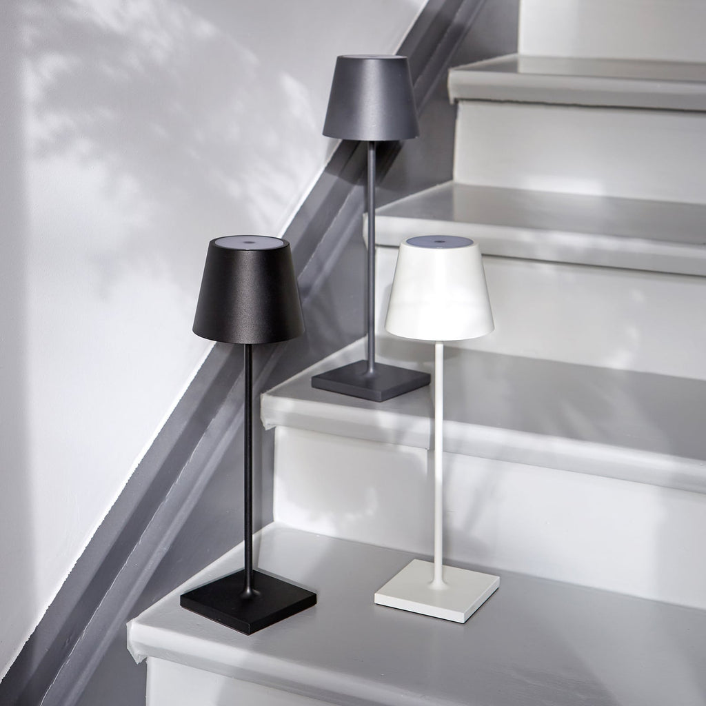 LED oppladbar bordlampe Nuindie grafitt aluminium dimbar IP54 nærbilde av touchbryter