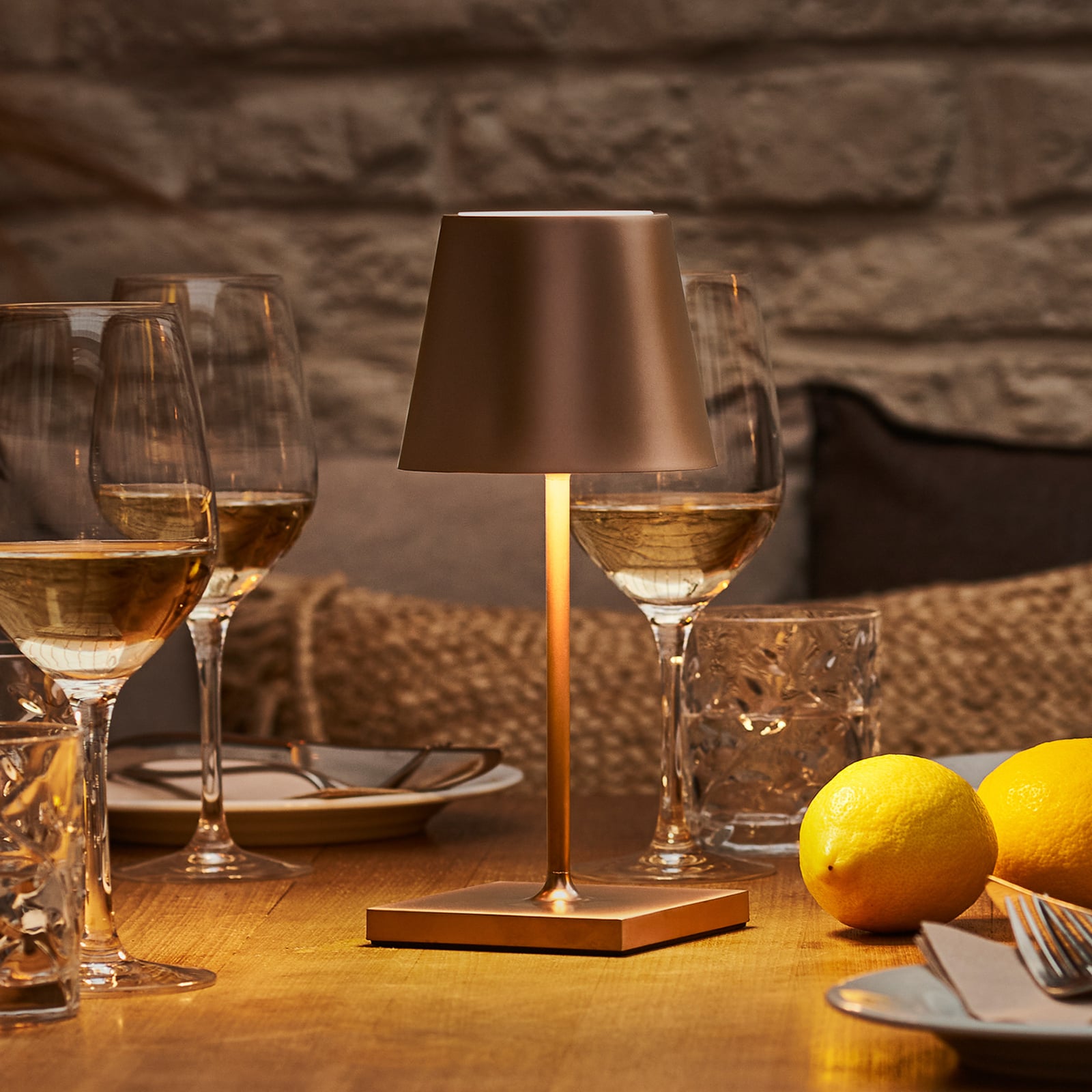 LED oppladbar bordlampe Nuindie mini bronse dimbar IP54 foran