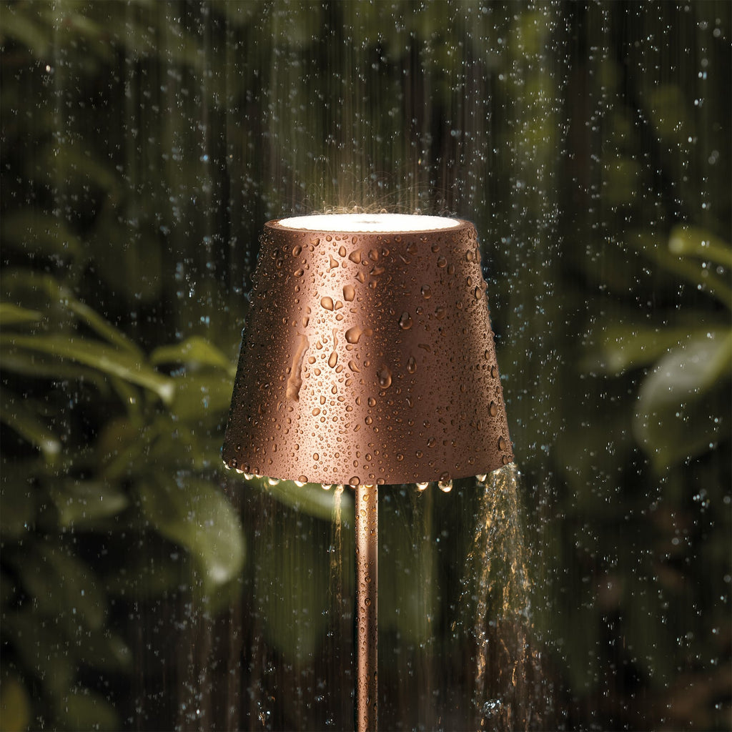 LED oppladbar bordlampe Nuindie mini bronse dimbar IP54 montert på bord