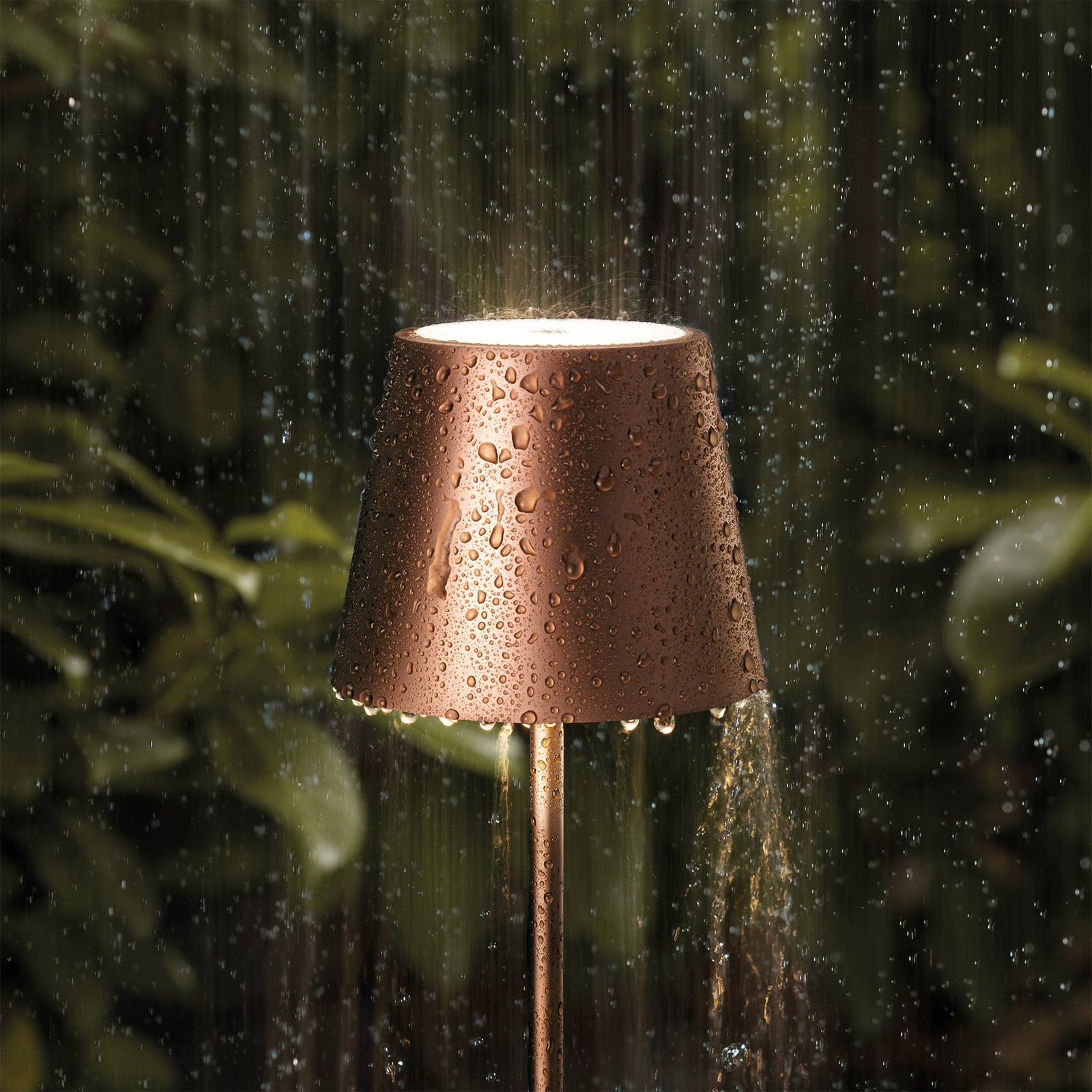 LED oppladbar bordlampe Nuindie mini bronse dimbar IP54 montert på bord