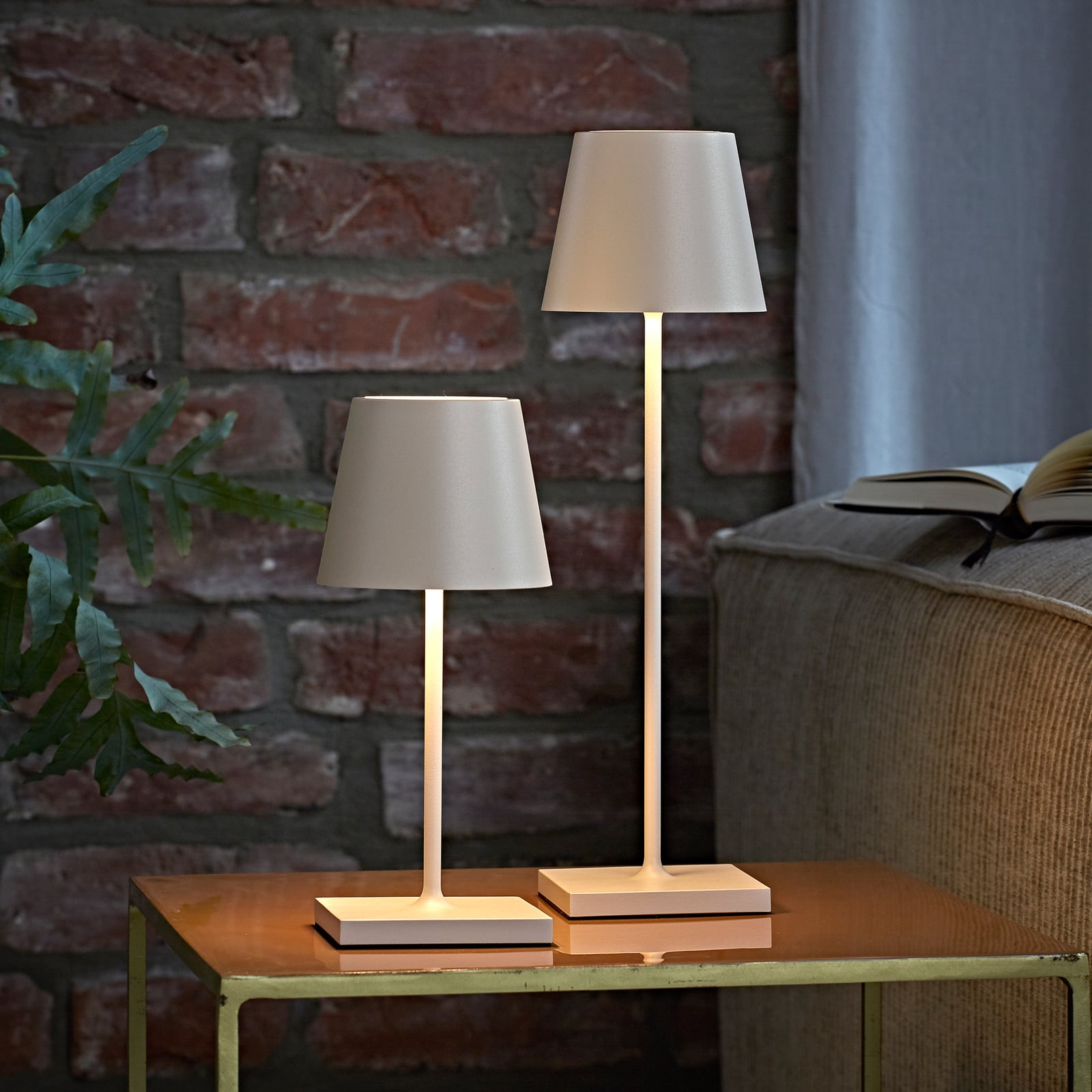 LED oppladbar bordlampe Nuindie mini dimbar beige IP54 - Sigor montert på bord