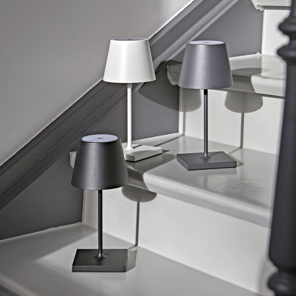 LED oppladbar bordlampe Nuindie mini dimbar grafitt montert på bord
