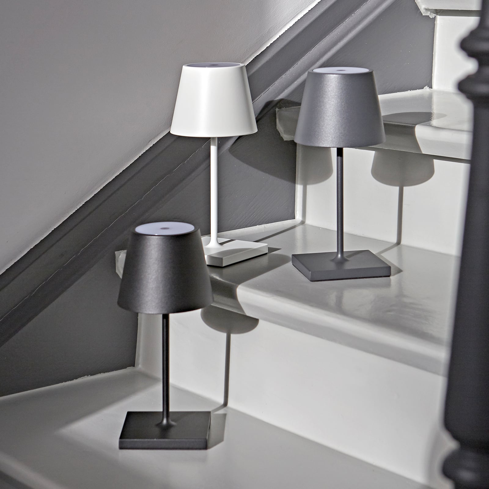 LED oppladbar bordlampe Nuindie mini dimbar grafitt montert på bord