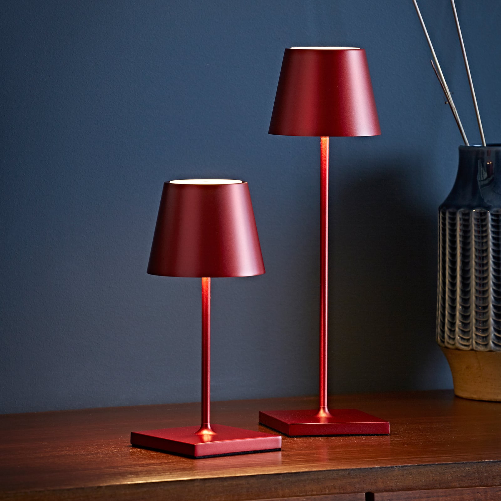 LED oppladbar bordlampe Nuindie mini dimbar rød IP54 med ladekabel og USB-adapter