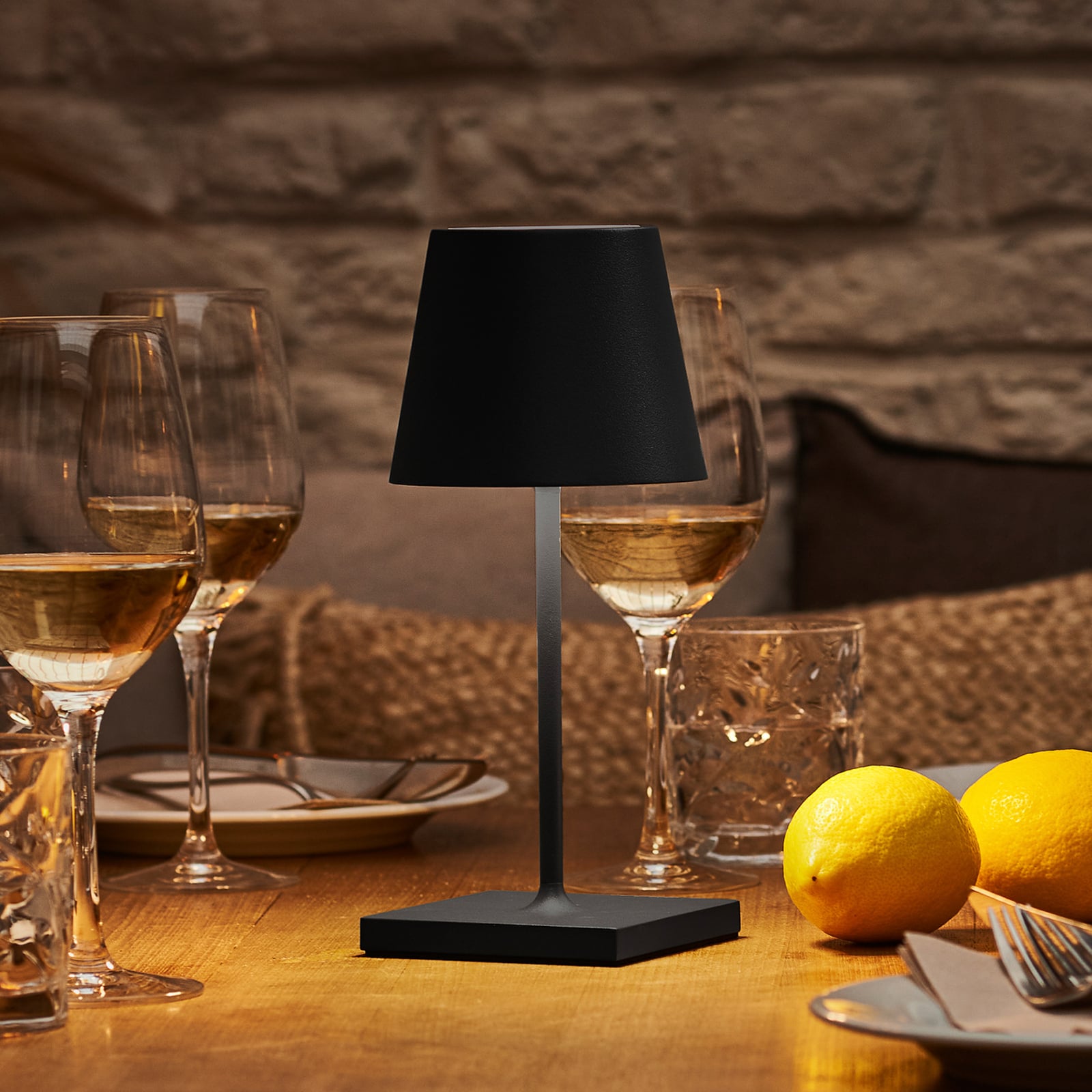 LED oppladbar bordlampe Nuindie mini dimbar svart IP54 forfra