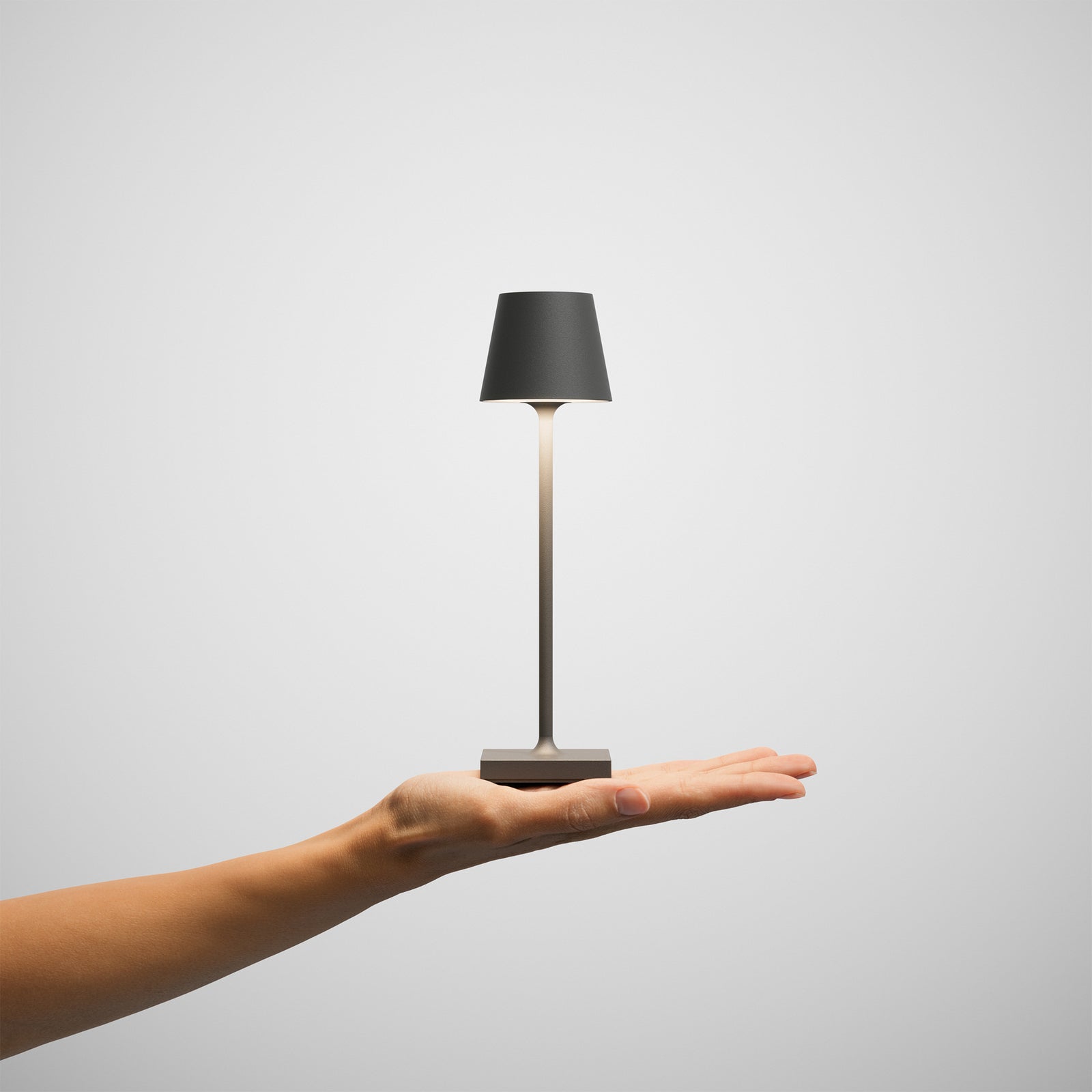 LED oppladbar bordlampe Nuindie pocket grafitt IP54 dimbar montert