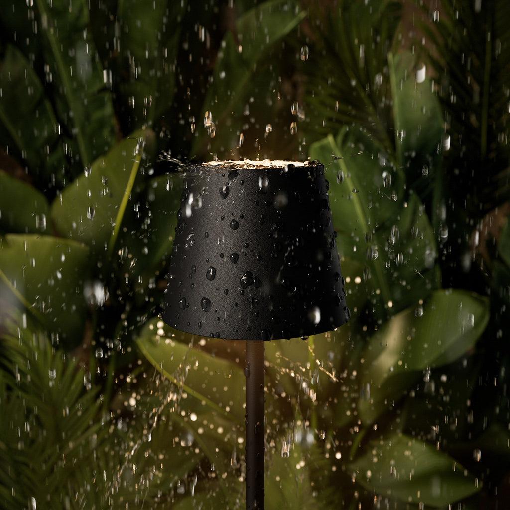 Nærbilde av touch-dimmer på LED oppladbar bordlampe Nuindie Pocket svart dimbar IP54