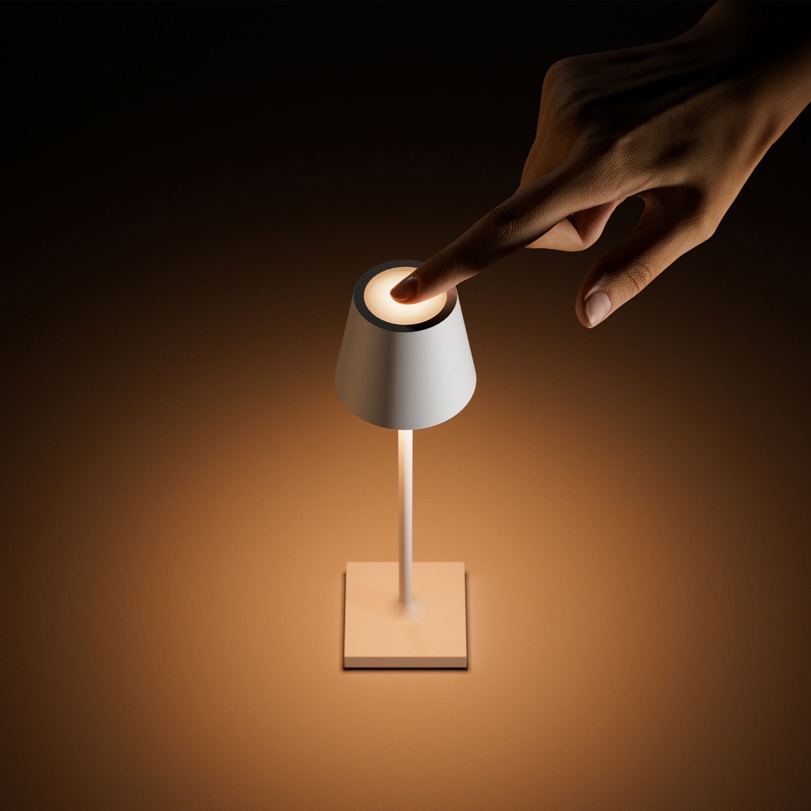 LED oppladbar bordlampe Nuindie Pocket svart dimbar IP54 med magnetisk USB-kabel