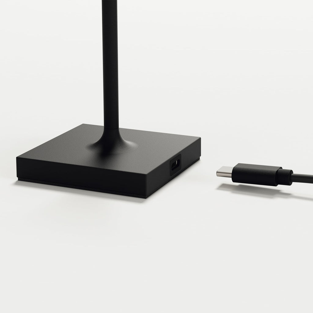 LED oppladbar bordlampe Nuindie Pocket svart dimbar IP54 i bruk utendørs