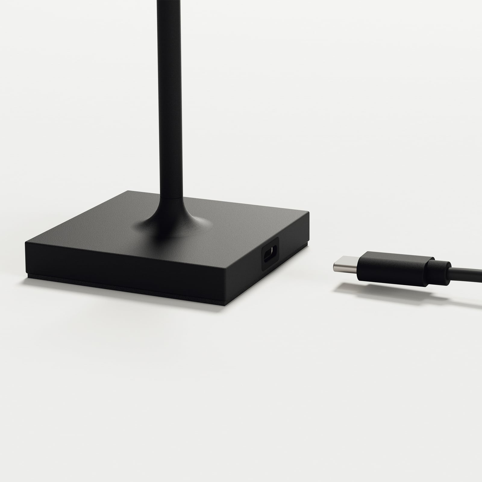LED oppladbar bordlampe Nuindie Pocket svart dimbar IP54 i bruk utendørs