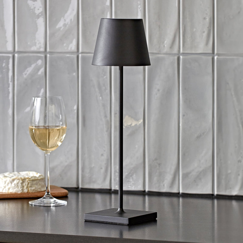 LED oppladbar bordlampe Nuindie svart IP54 dimbar 38 cm forfra