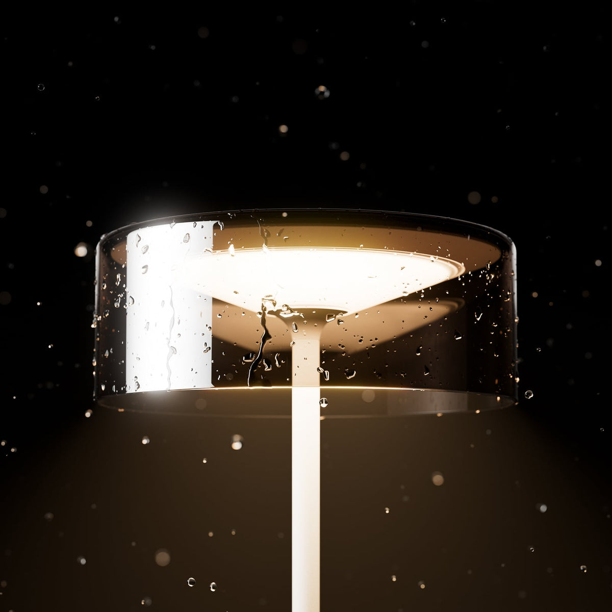LED oppladbar bordlampe Numotion glass dimbar hvit IP54 montert i stue