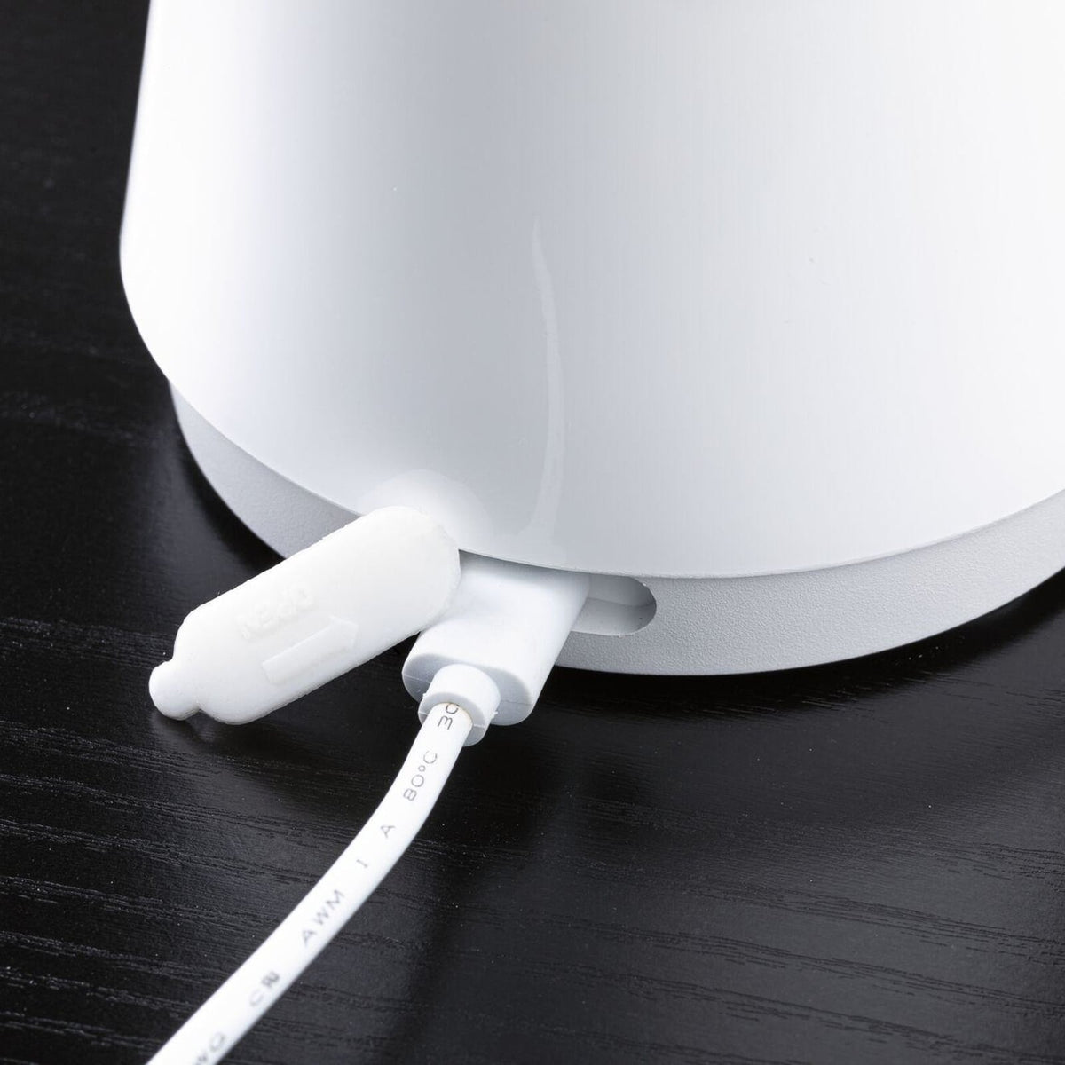 LED oppladbar bordlampe Onzo hvit plast dimbar IP44 belyst i mørke