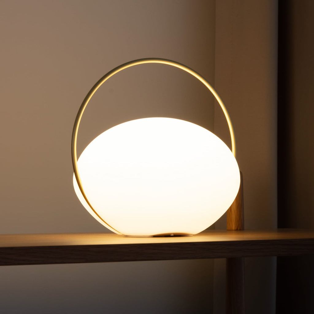 LED oppladbar bordlampe Orbit dimbar hvit/messing IP44 CCT forfra