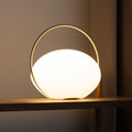 LED oppladbar bordlampe Orbit dimbar hvit/messing IP44 CCT forfra