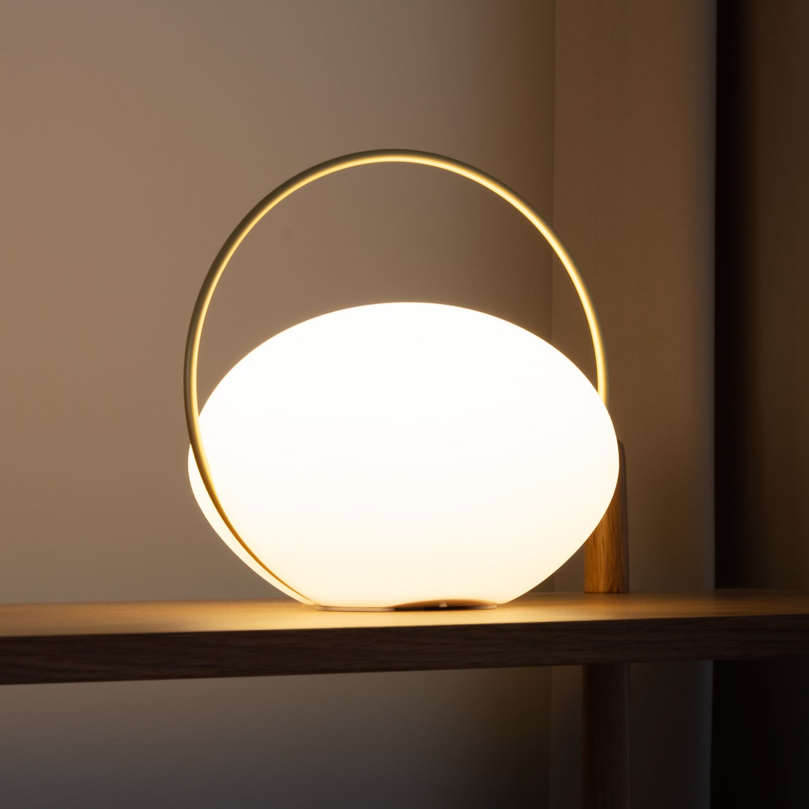 LED oppladbar bordlampe Orbit dimbar hvit/messing IP44 CCT forfra