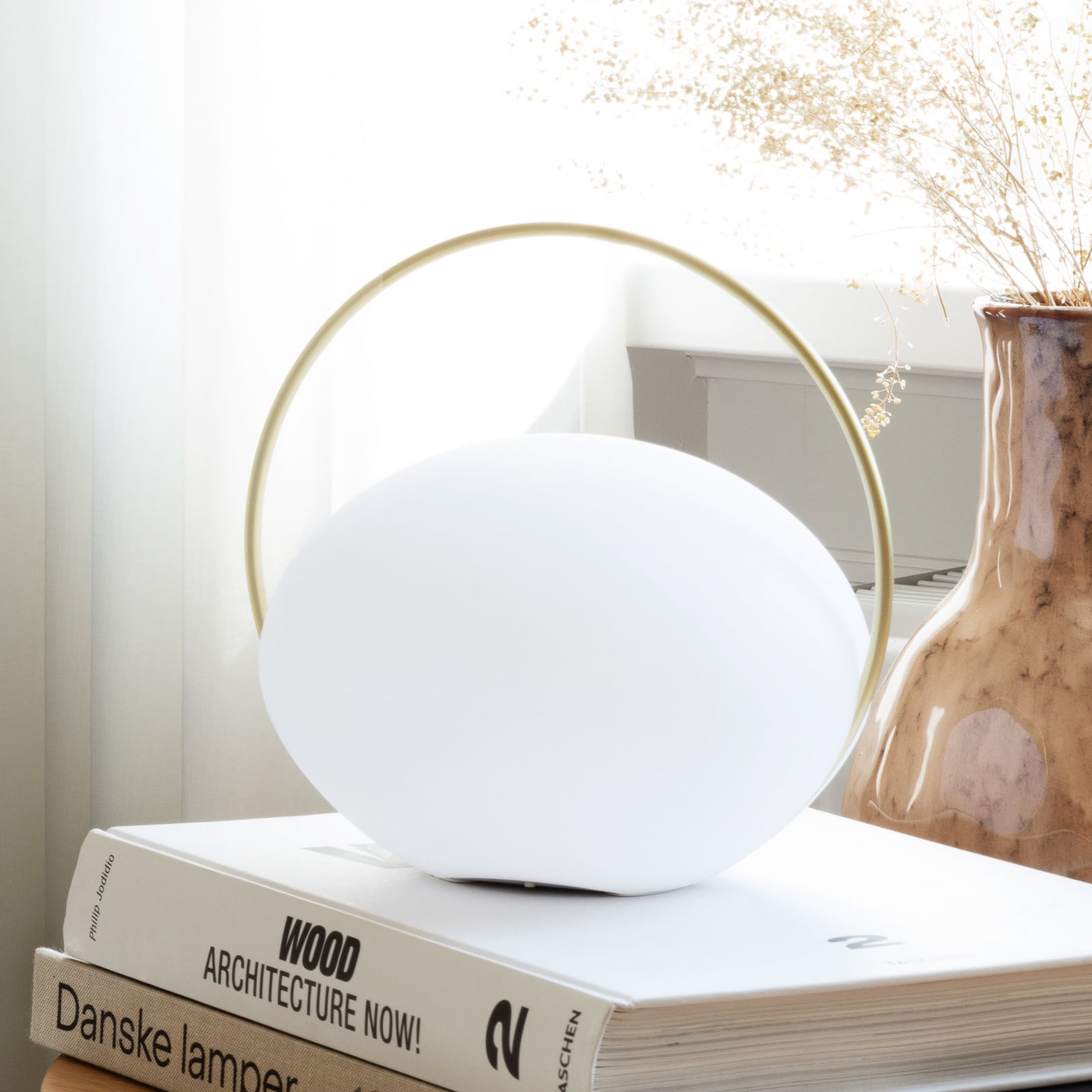 LED oppladbar bordlampe Orbit dimbar hvit/messing IP44 CCT bakside