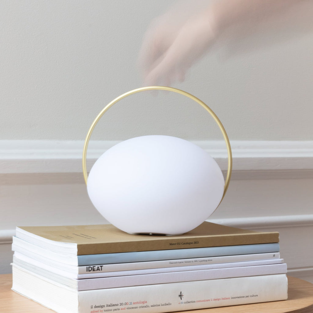 Montert LED oppladbar bordlampe Orbit dimbar hvit/messing IP44 CCT i rom