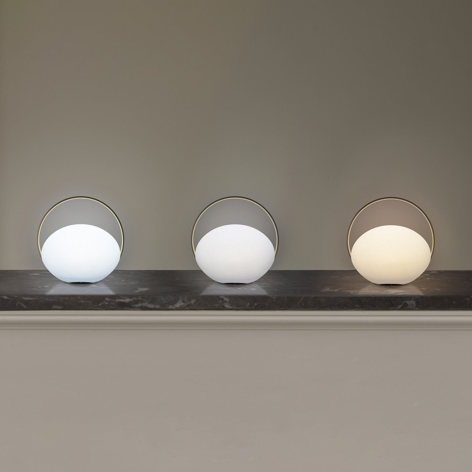 LED oppladbar bordlampe Orbit dimbar hvit/messing IP44 CCT lysfargevalg