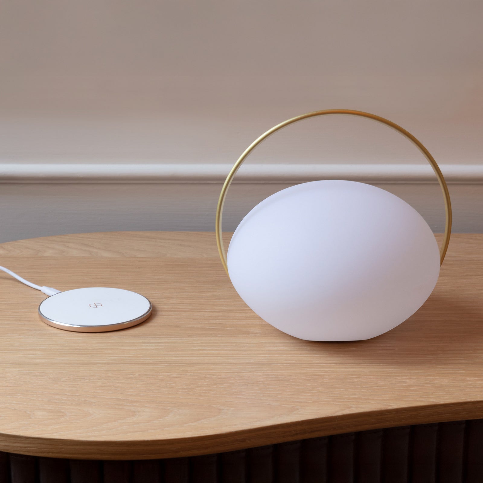 LED oppladbar bordlampe Orbit dimbar hvit/messing IP44 CCT samlet oversikt