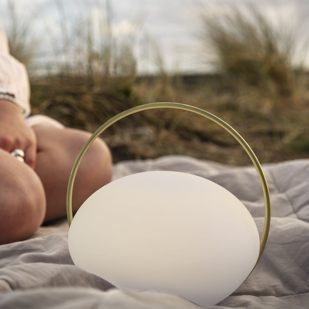 LED oppladbar bordlampe Orbit dimbar hvit/messing IP44 CCT bryter