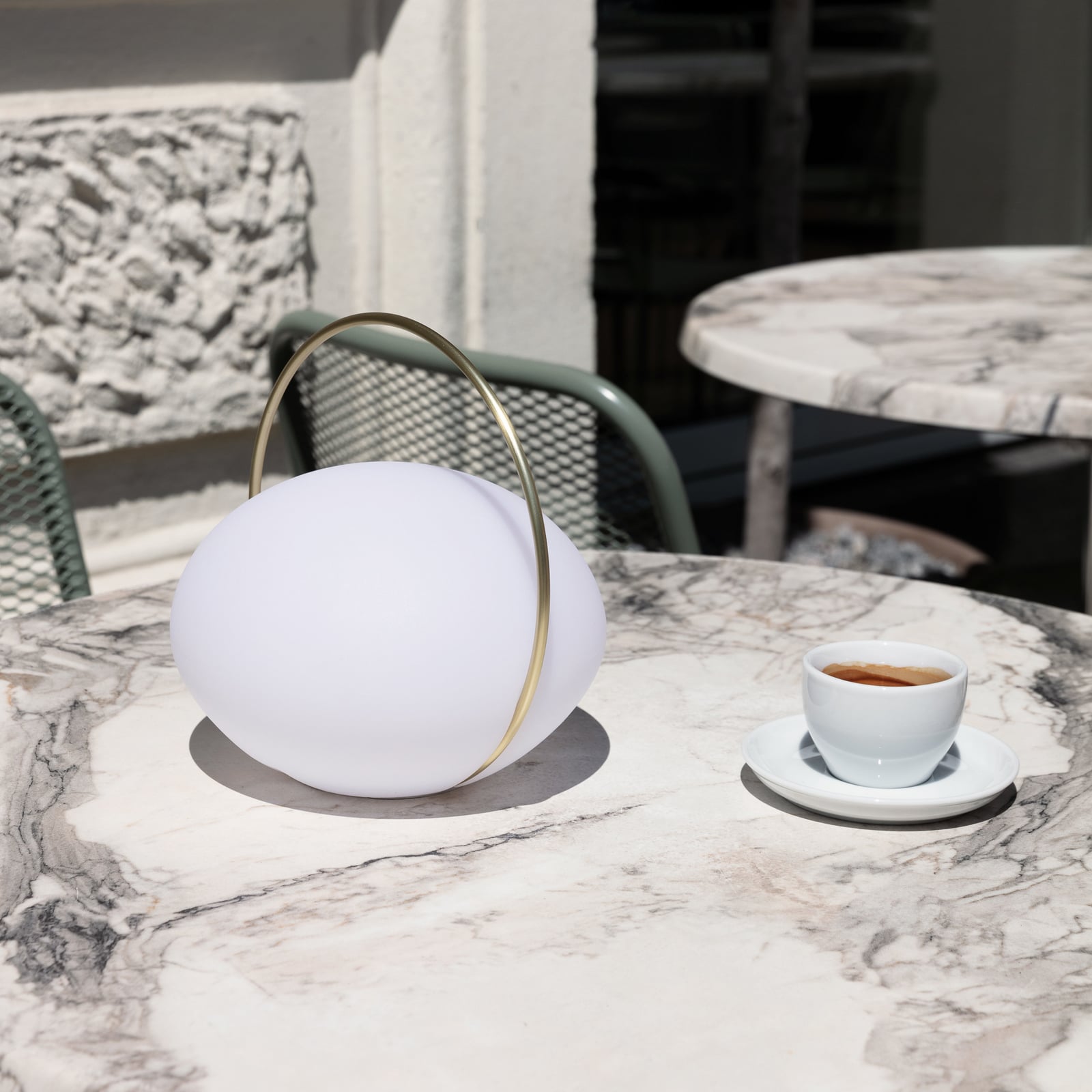 LED oppladbar bordlampe Orbit dimbar hvit/messing IP44 CCT opplyst i mørket