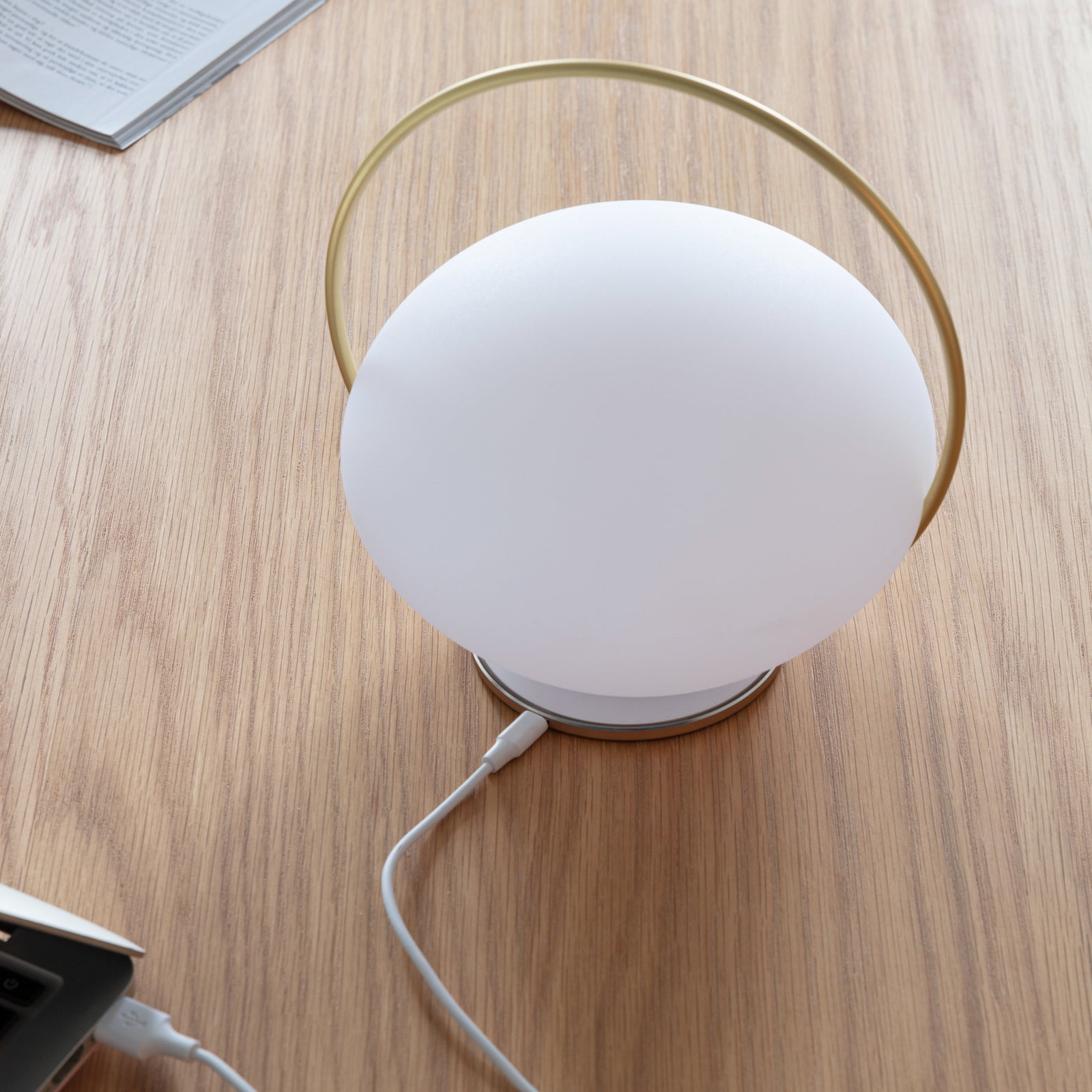 LED oppladbar bordlampe Orbit dimbar hvit/messing IP44 CCT mål