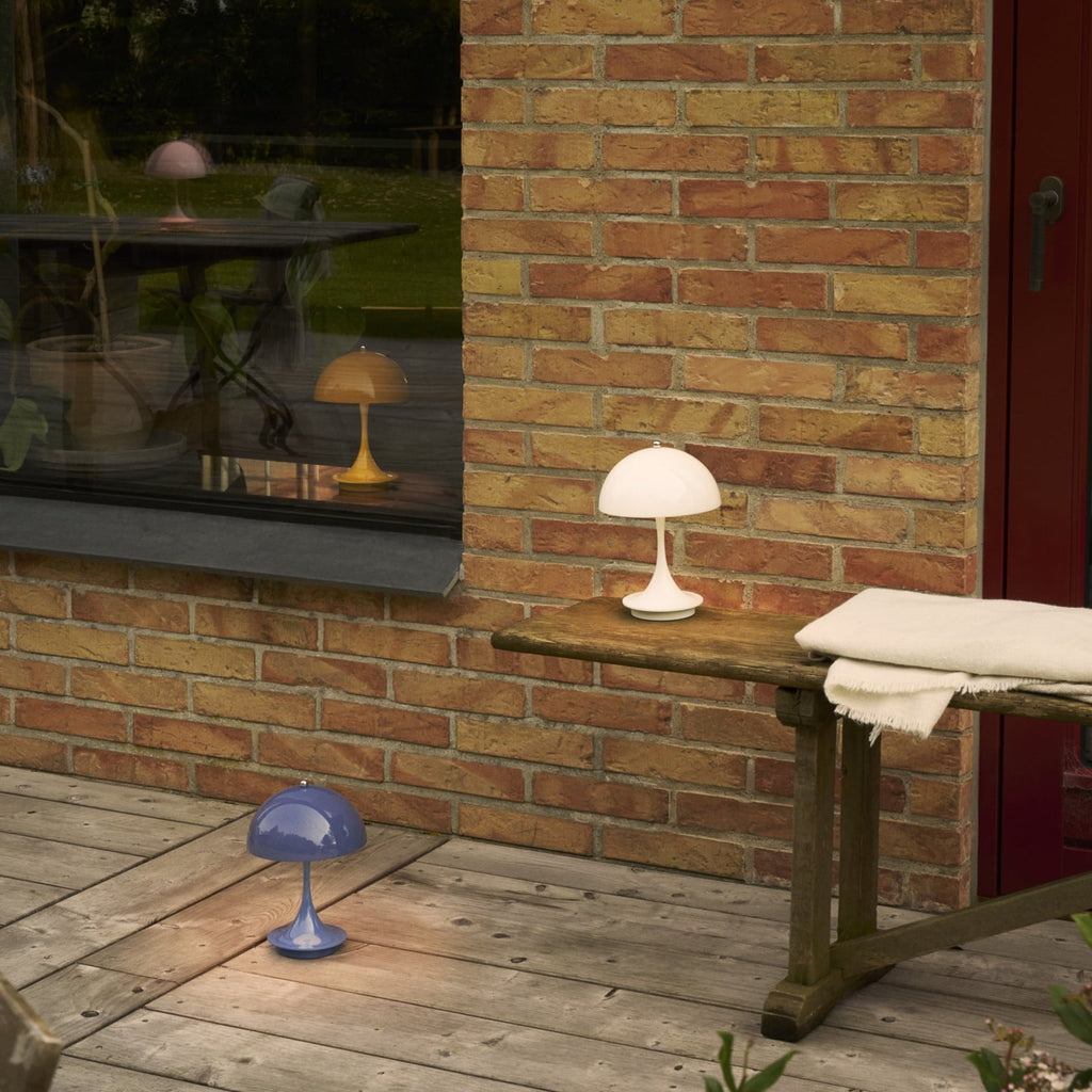 LED oppladbar bordlampe Panthella 160 V3 opalhvit IP44 montert på bord