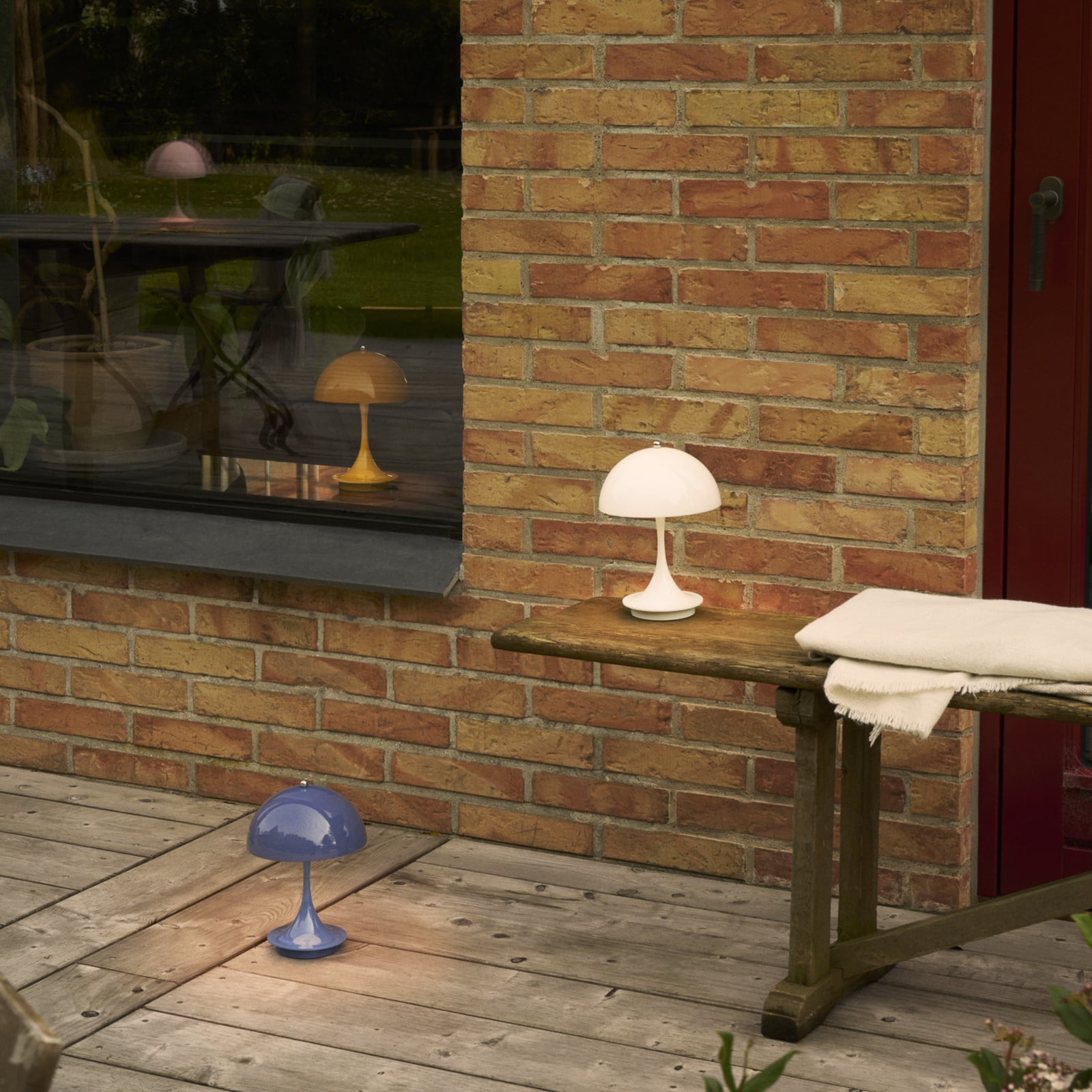 LED oppladbar bordlampe Panthella 160 V3 opalhvit IP44 montert på bord
