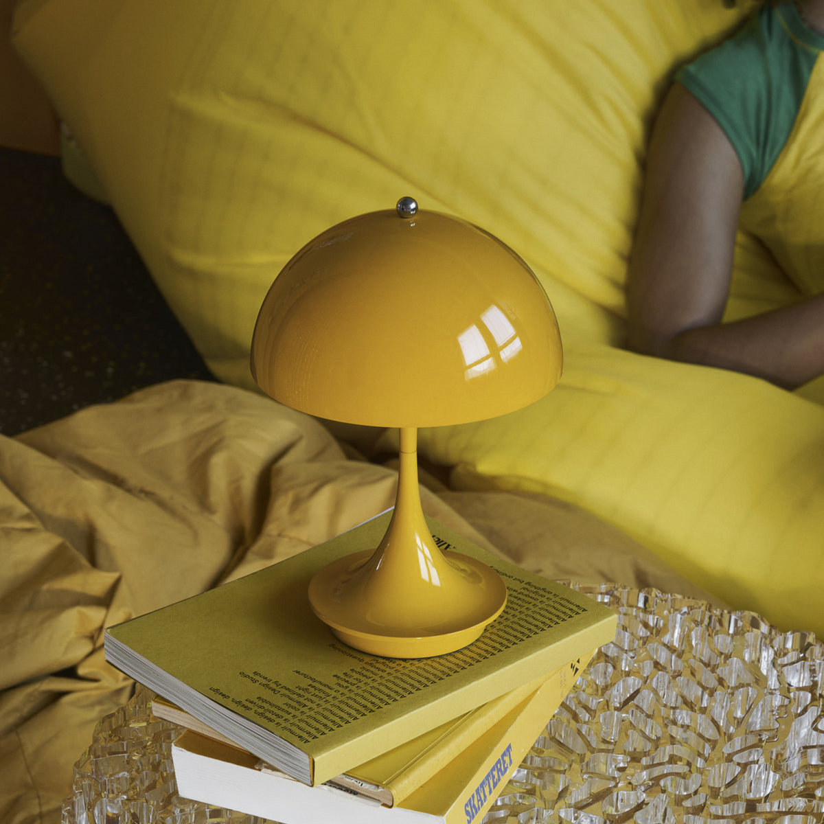 Montert LED oppladbar bordlampe Panthella Portable 160 V3 gul IP44 i interiør