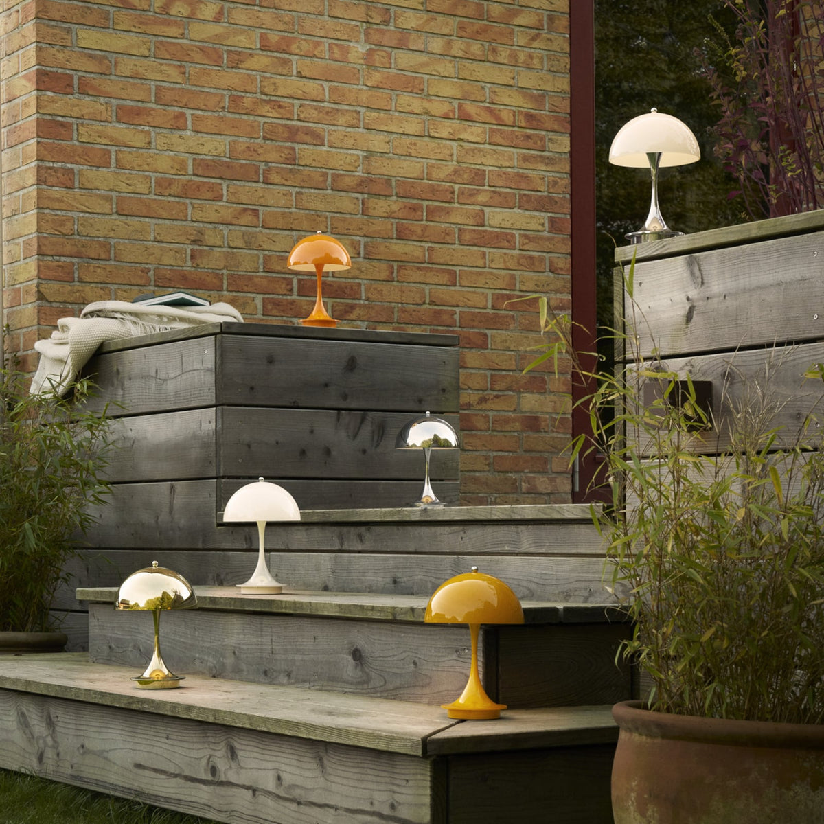 LED oppladbar bordlampe Panthella Portable 160 V3 gul IP44 opplyst i mørket