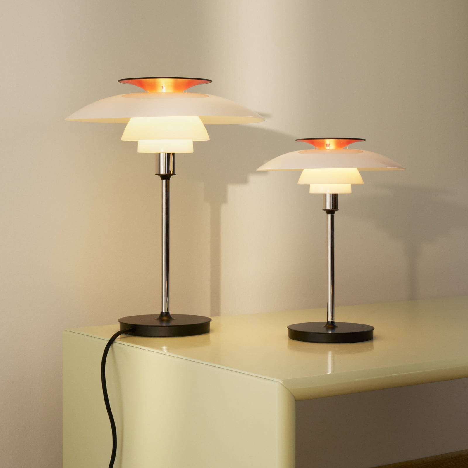 LED oppladbar bordlampe PH 80 hvit/rød dimbar IP44 bakside