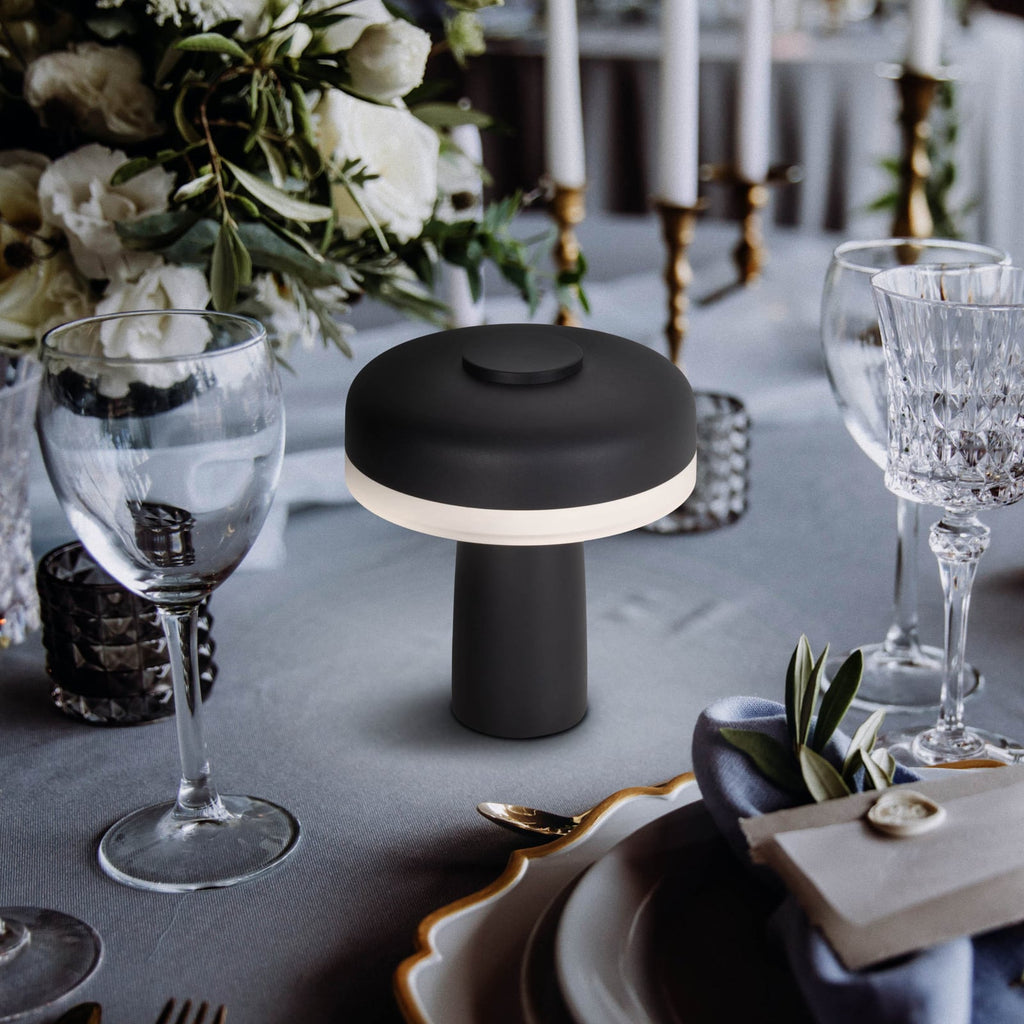 LED oppladbar bordlampe Pilu svart metall dimbar bakside