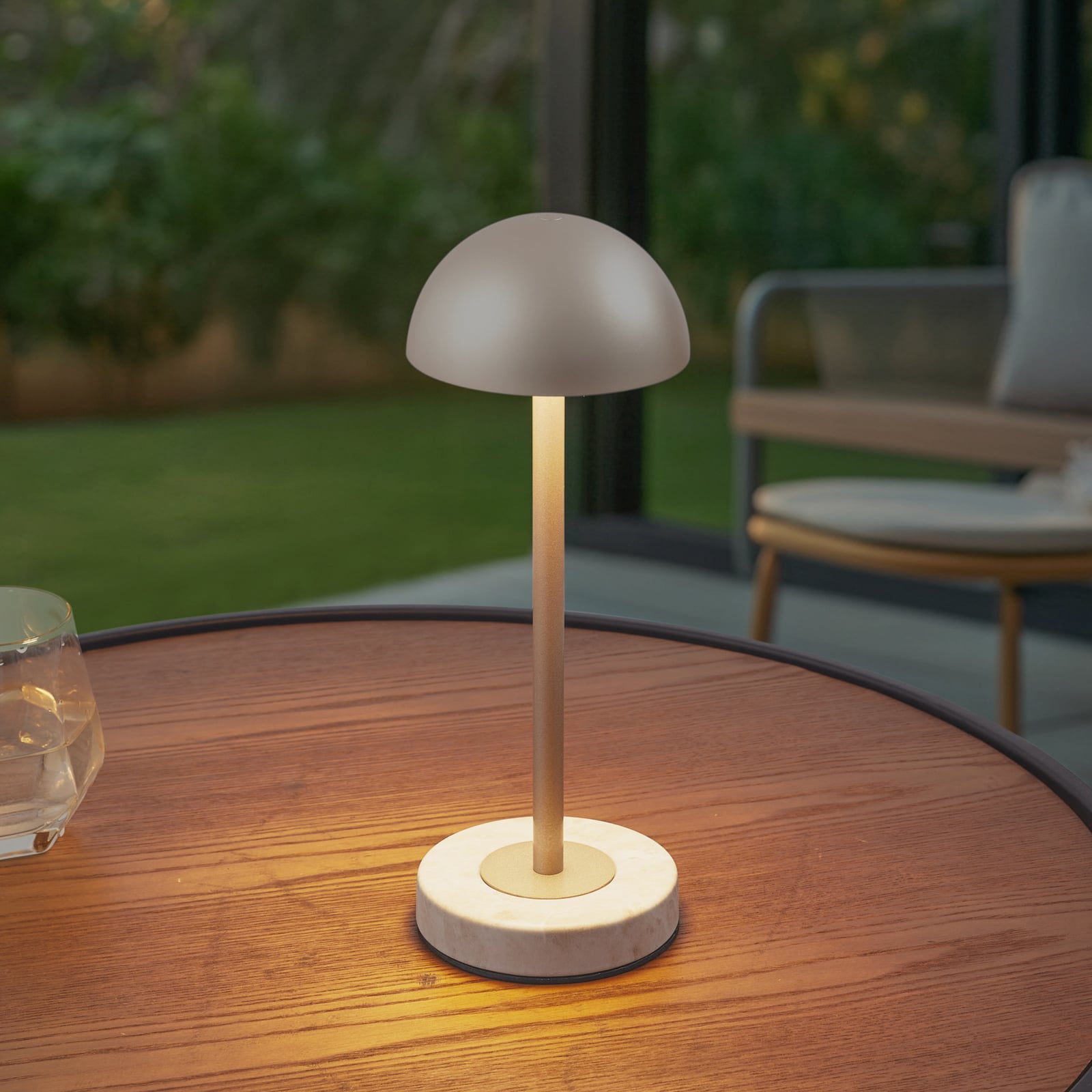 LED oppladbar bordlampe Pippin gull/travertin bakside
