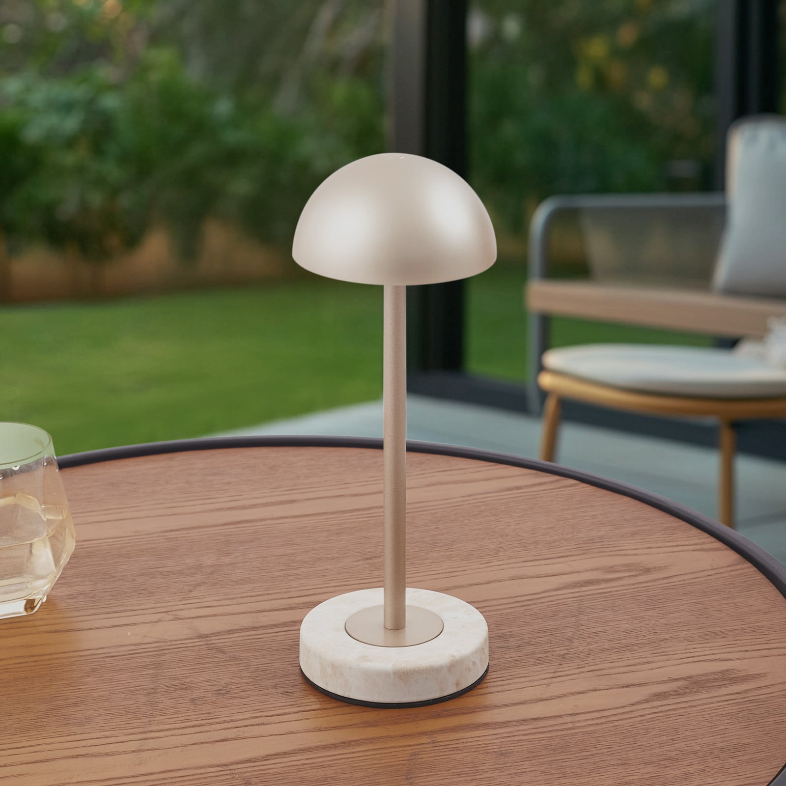 LED oppladbar bordlampe Pippin gull/travertin detalj av lampeskjerm