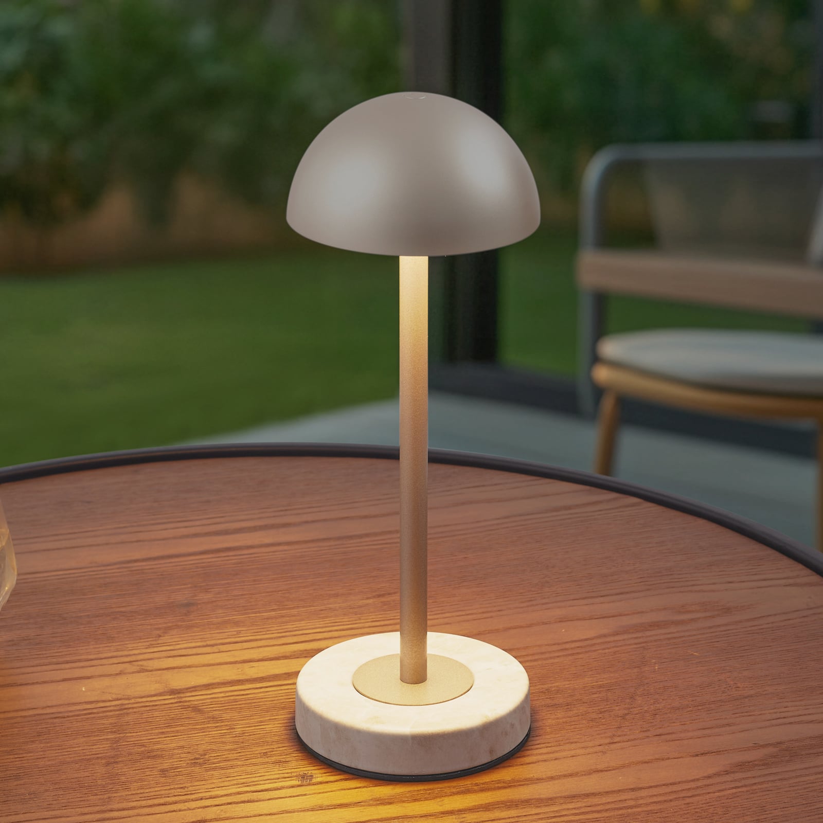 LED oppladbar bordlampe Pippin gull/travertin forfra