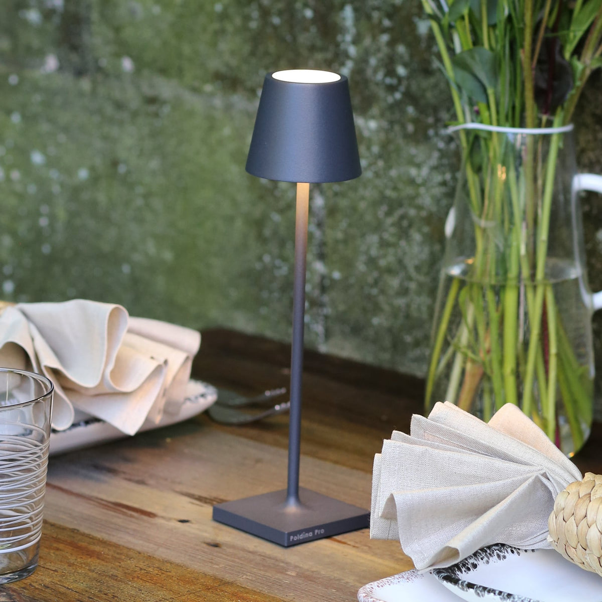 LED oppladbar bordlampe Poldina micro mørkegrå IP65 forfra