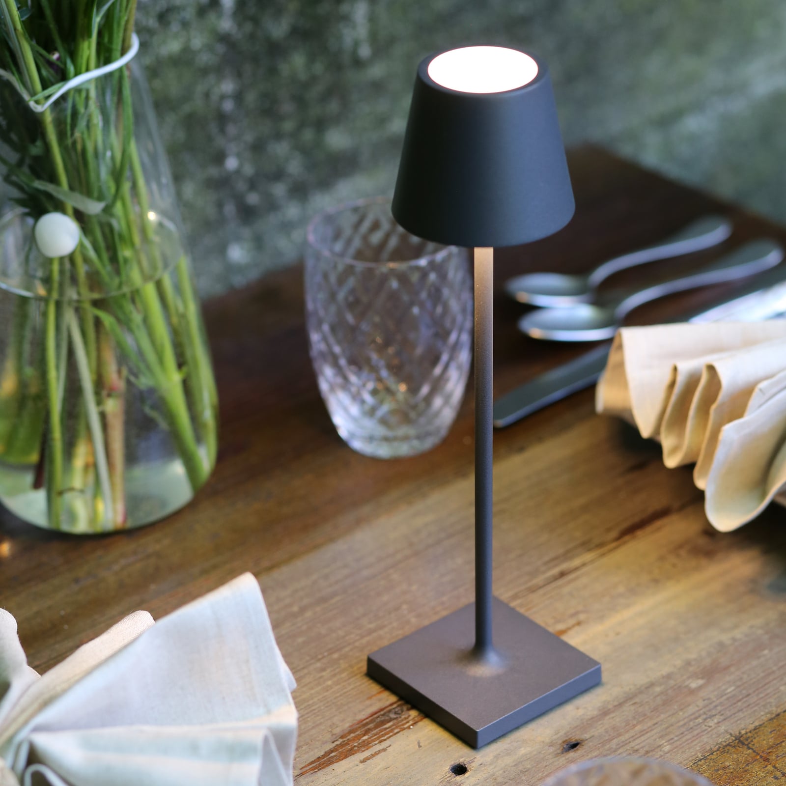 LED oppladbar bordlampe Poldina micro mørkegrå IP65 bakside
