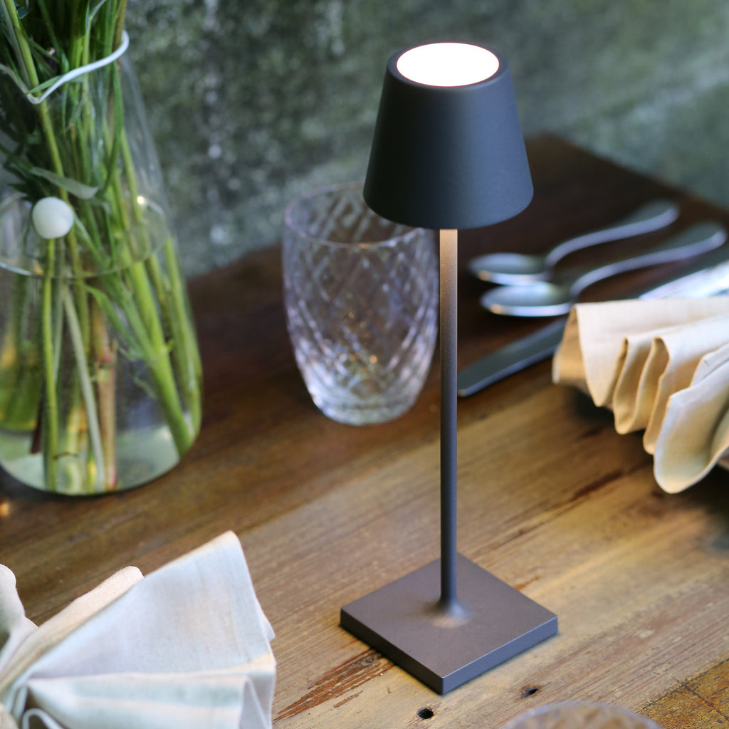 LED oppladbar bordlampe Poldina micro mørkegrå IP65 bakside