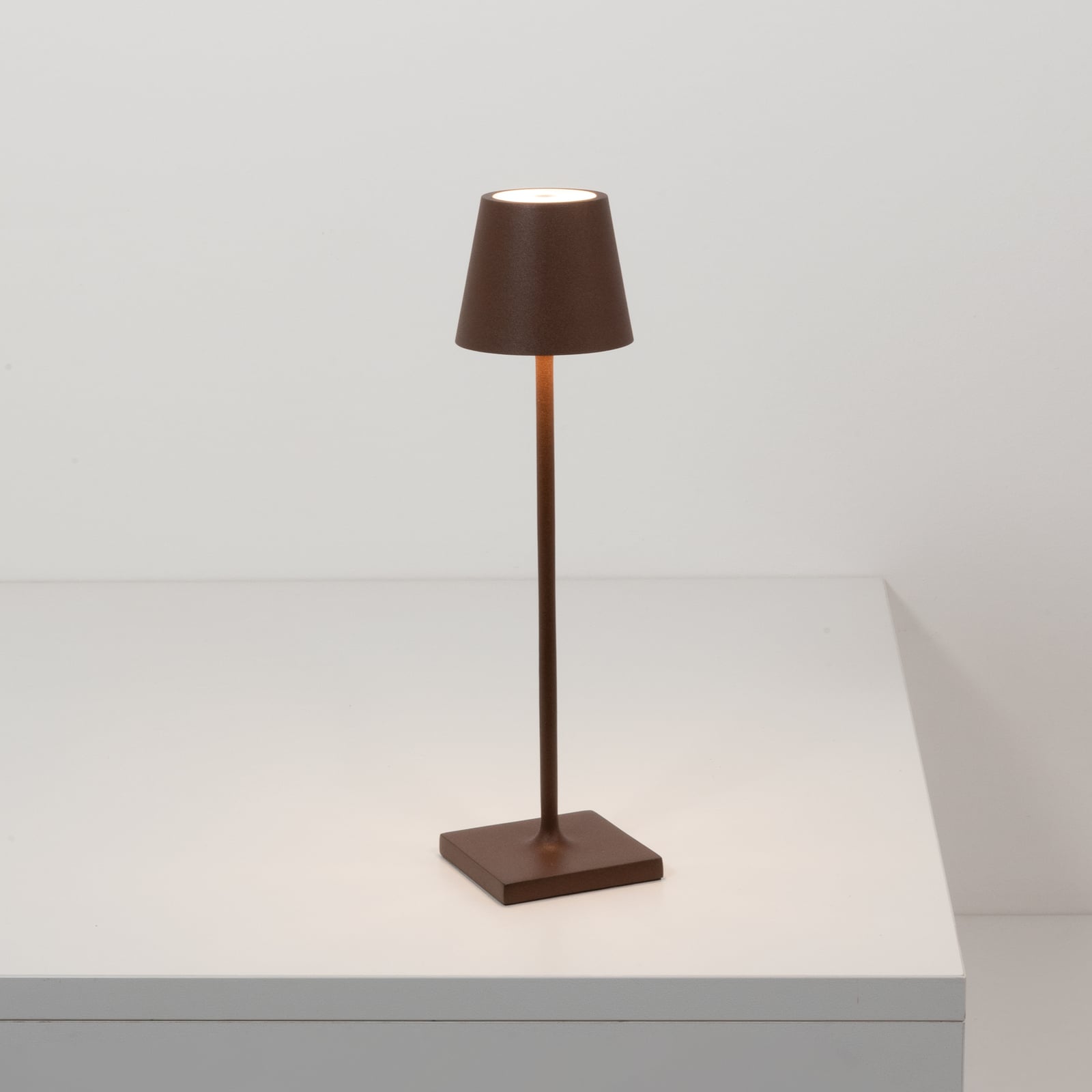 LED oppladbar bordlampe Poldina micro rustfarget dimbar IP65 nærbilde