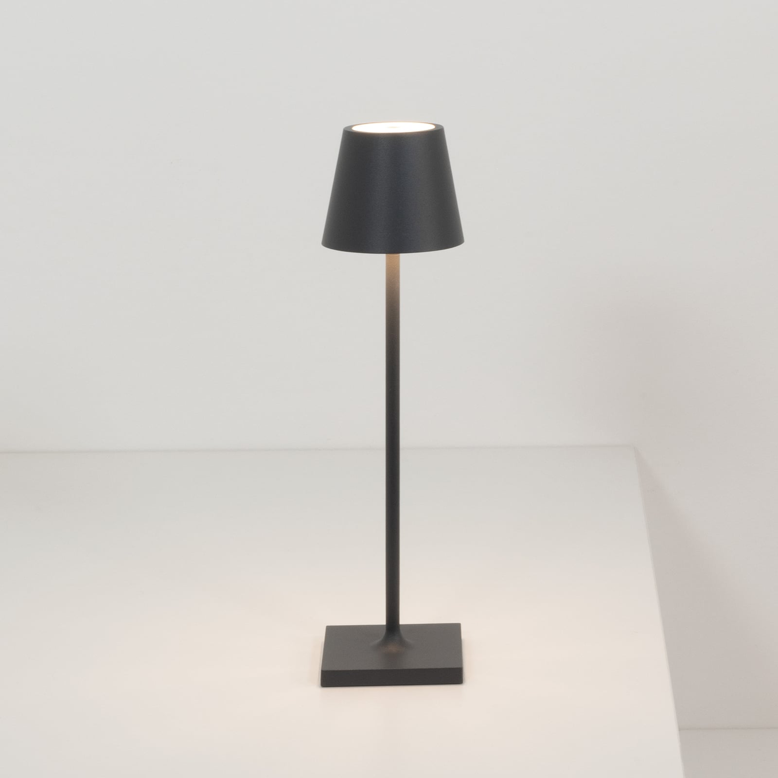 LED oppladbar bordlampe Poldina micro svart dimbar IP65 bakside