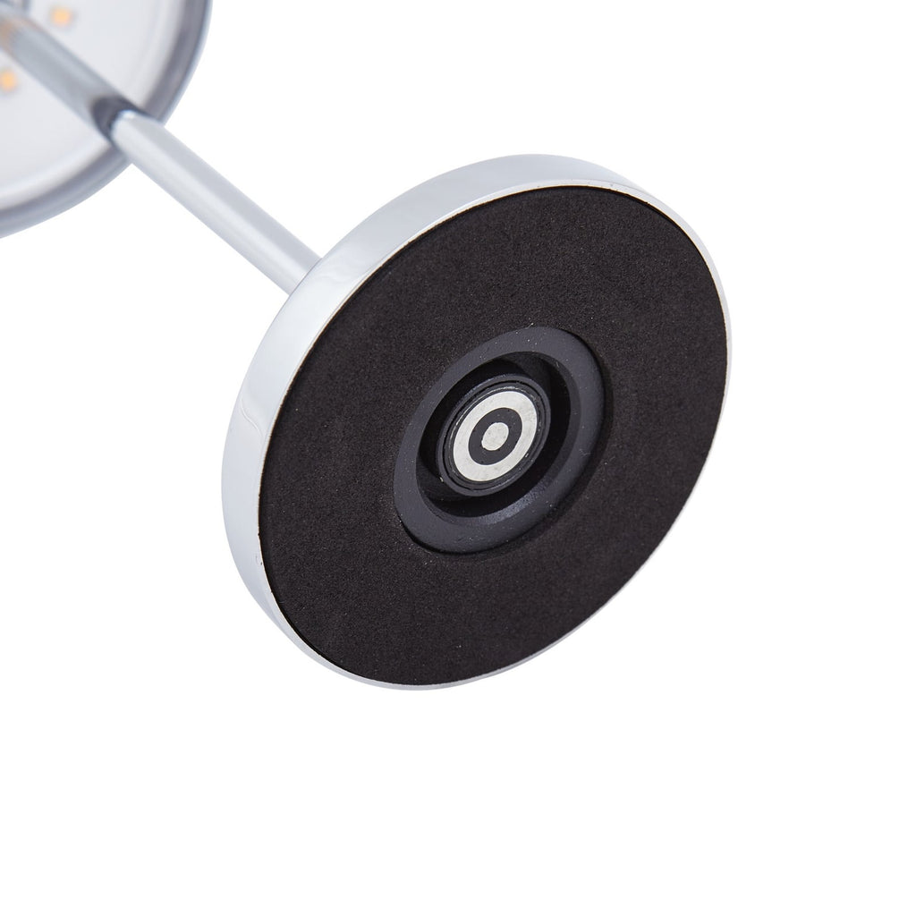 LED oppladbar bordlampe Quill krom CCT dimbar IP54 i bruk på balkong