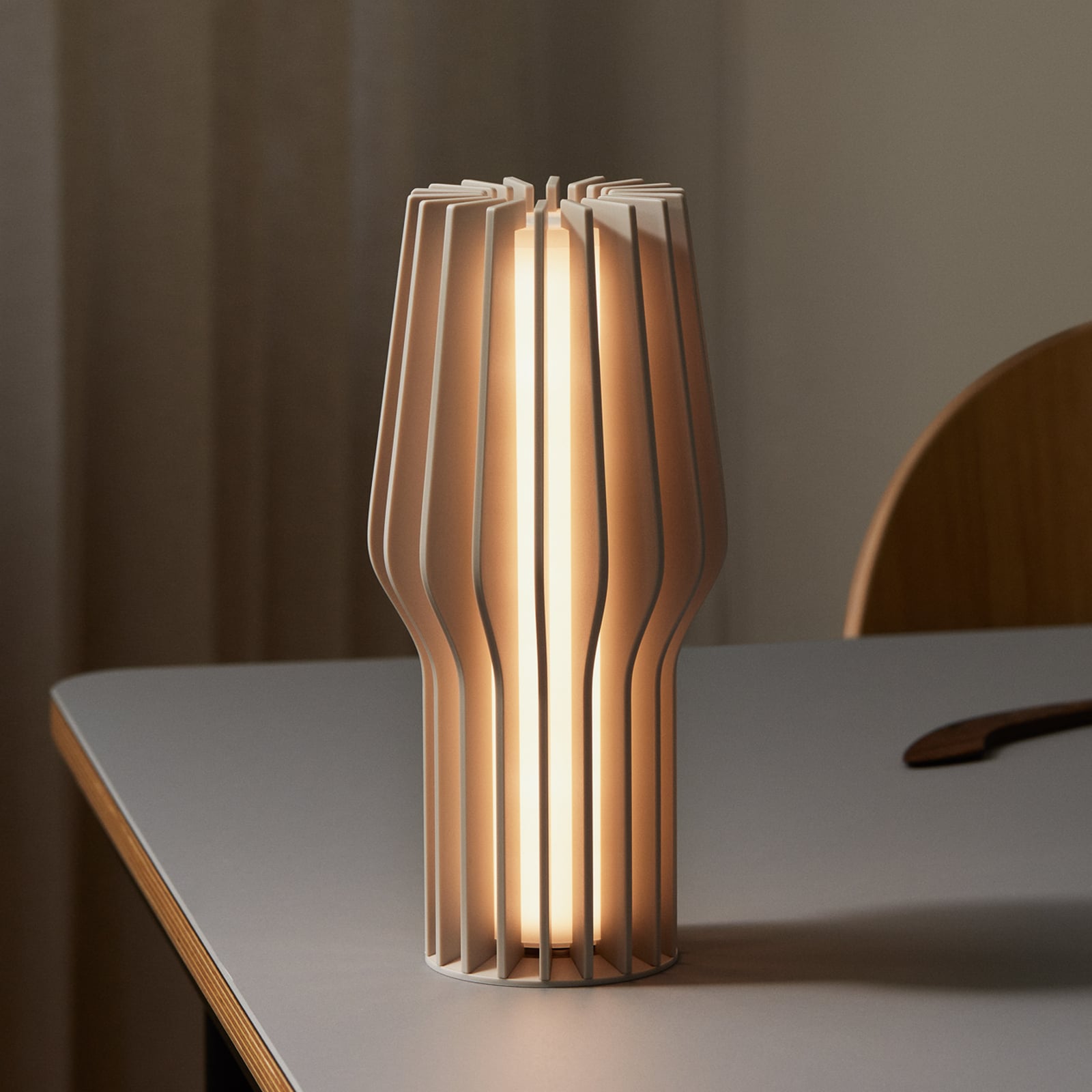 LED oppladbar bordlampe RADIANT beige dimbar IP44 forfra
