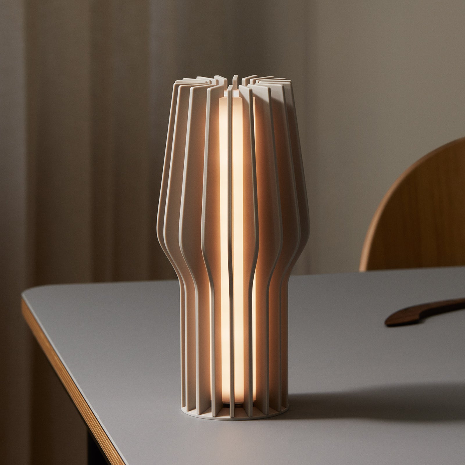 LED oppladbar bordlampe RADIANT beige dimbar IP44 bakside