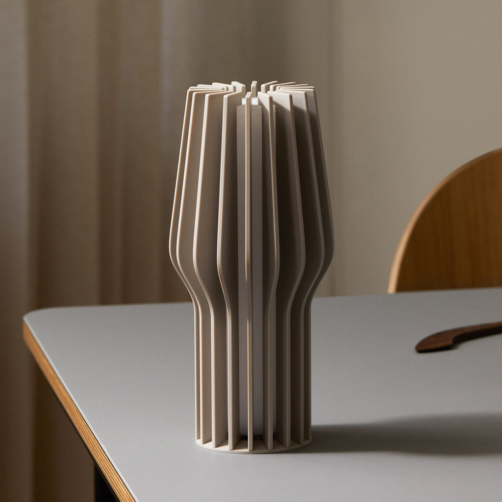 LED oppladbar bordlampe RADIANT beige dimbar IP44 detalj av bryter