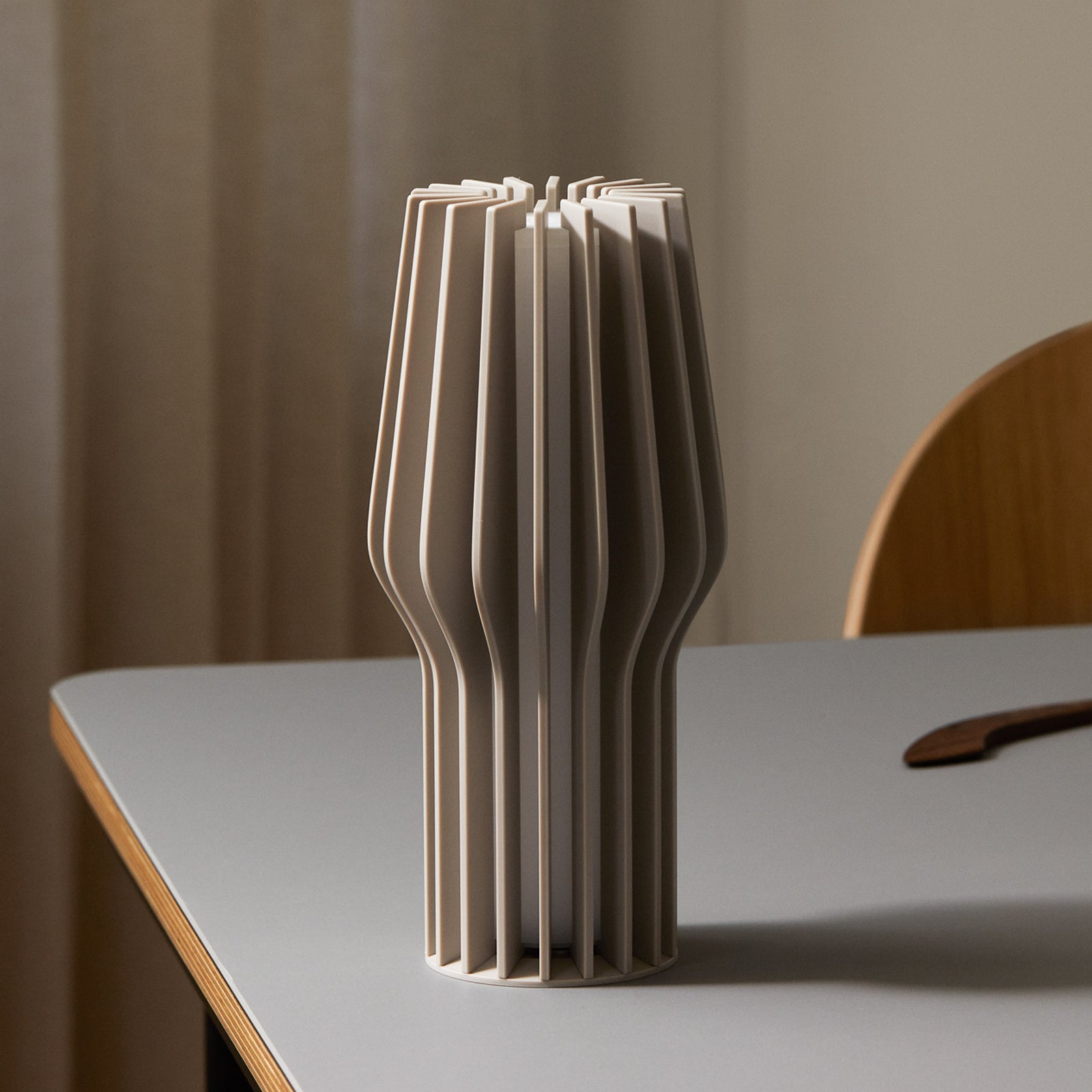 LED oppladbar bordlampe RADIANT beige dimbar IP44 detalj av bryter